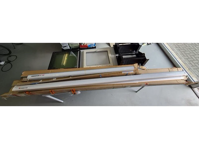 2x luifel, 2x elektrische opstap, klapraam met hor en verduisteringscassette, omnistor, mapa, dometic - afbeelding 2 van  9