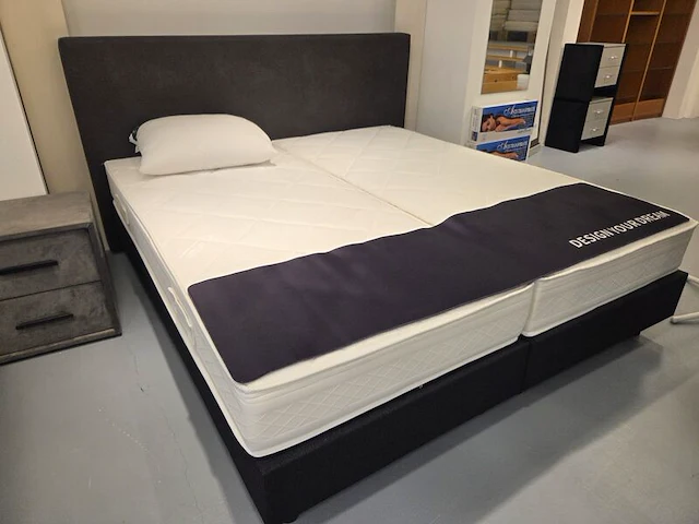 2x maatwerk hardbox 20 cm (90x200 cm) met twee matrassen, hoofdbord 180 cm in leerlook - afbeelding 1 van  4
