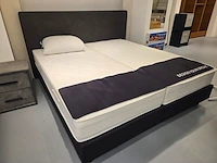 2x maatwerk hardbox 20 cm (90x200 cm) met twee matrassen, hoofdbord 180 cm in leerlook