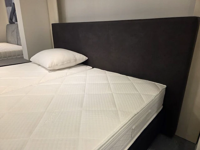 2x maatwerk hardbox 20 cm (90x200 cm) met twee matrassen, hoofdbord 180 cm in leerlook - afbeelding 2 van  4