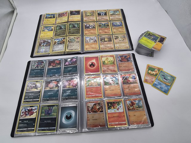 2x mappen met pokémon kaarten + stapel pokémon kaarten - afbeelding 1 van  33