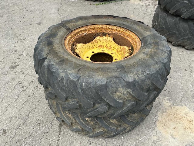 2x maximo 380/85 r24 tractorwielen met stalen 24" landbouwvelg – 8-gats - afbeelding 5 van  7