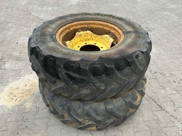 2x maximo 380/85 r24 tractorwielen met stalen 24" landbouwvelg – 8-gats - afbeelding 1 van  7