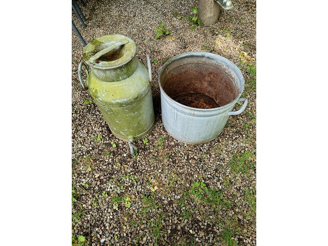 2x melkfles met kraan en plantenbak - afbeelding 1 van  1
