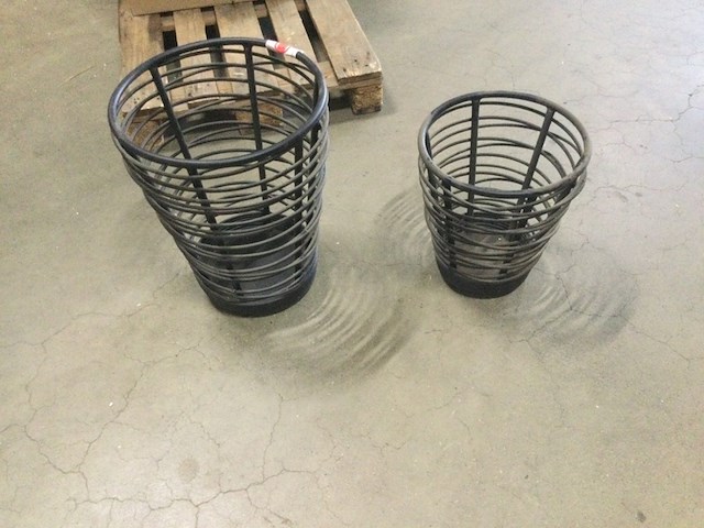 2x metalen manden, voor evt. haardhout, zwart - afbeelding 1 van  3