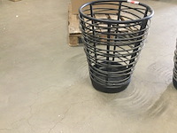 2x metalen manden, voor evt. haardhout, zwart - afbeelding 2 van  3