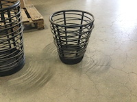 2x metalen manden, voor evt. haardhout, zwart - afbeelding 3 van  3