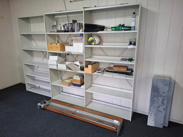 2x metalen wandstelling met inhoud - afbeelding 1 van  5