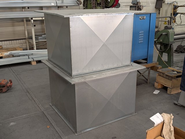 2x metalen werktafel - afbeelding 1 van  4