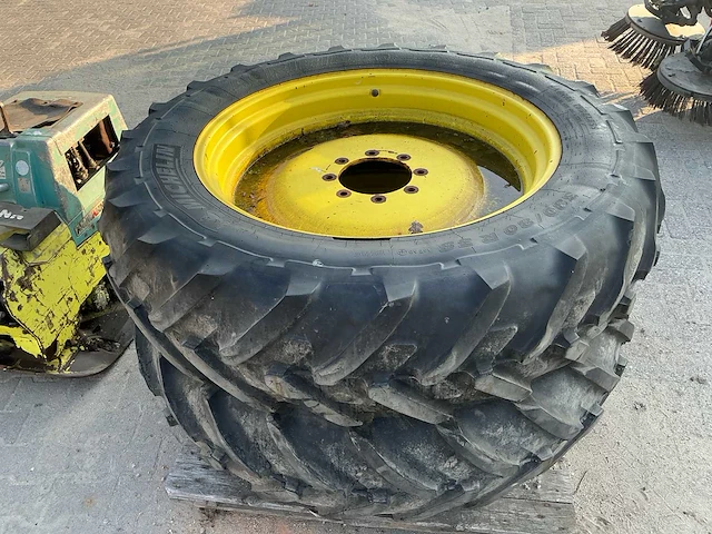 2x michelin agribib 380/80 r38 tractorwielen – 8-gaats – john deere velgen - afbeelding 4 van  10