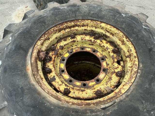 2x michelin xm27 18.4 r26 tractorwielen – 26" 10-gats stalen velgen - afbeelding 1 van  3