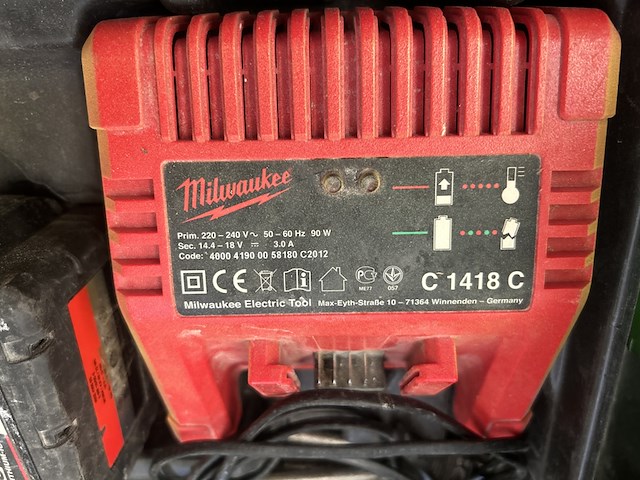 2x milwaukee accugereedschap, accu's en lader in koffer - afbeelding 3 van  9
