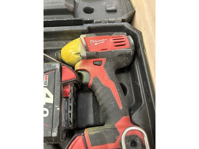 2x milwaukee accugereedschap, accu's en lader in koffer - afbeelding 4 van  9