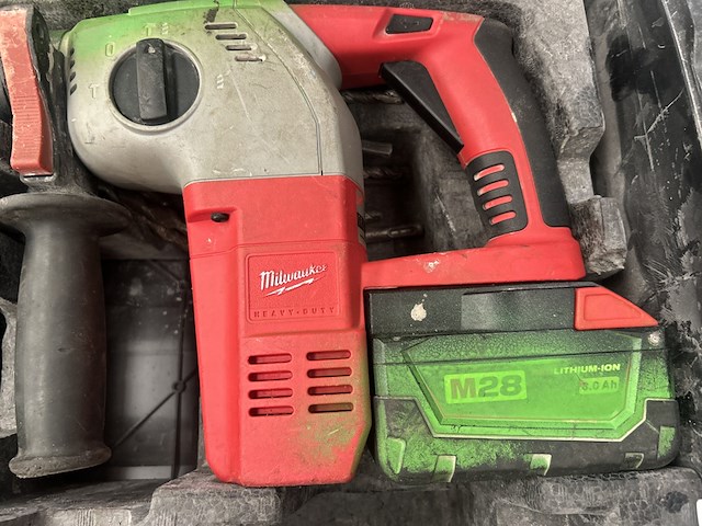 2x milwaukee accugereedschap, accu's en lader in koffer - afbeelding 7 van  9