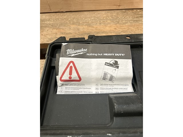 2x milwaukee accugereedschap, accu's en lader in koffer - afbeelding 9 van  9