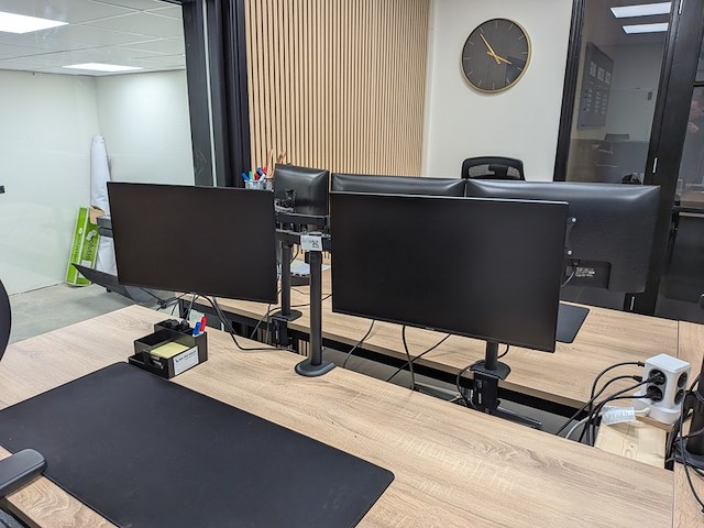 2x monitor op arm philips, 24e1n11, bouwjaar 2024 - afbeelding 1 van  5