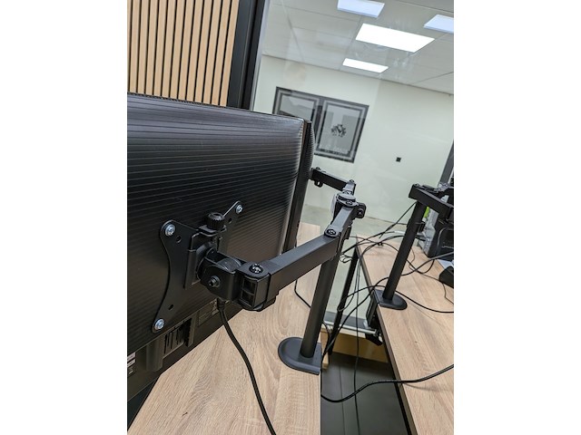 2x monitor op arm philips, 24e1n11, bouwjaar 2024 - afbeelding 2 van  5
