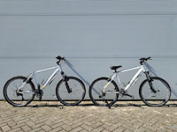2x mountainbike, wit