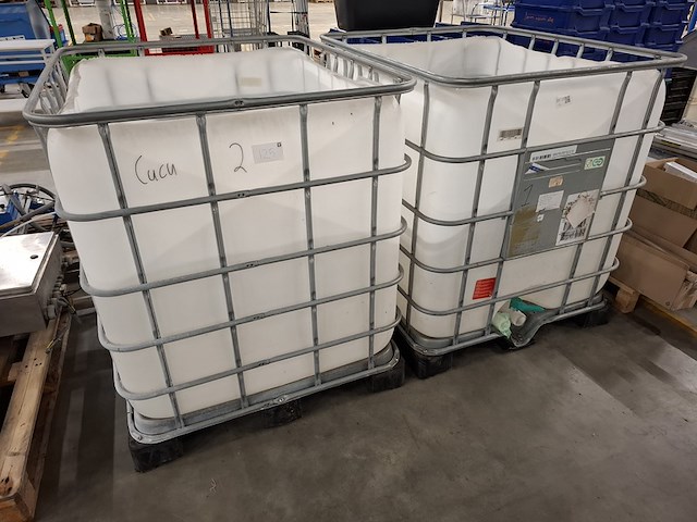2x opengewerkte ibc container - afbeelding 1 van  4