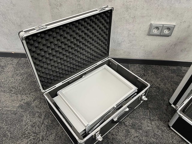 2x opvouwbare folder display met koffer - afbeelding 1 van  3