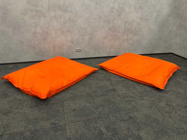 2x oranje zitzak 160x130 - afbeelding 1 van  9