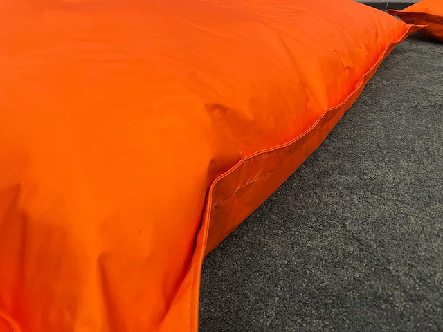 2x oranje zitzak 160x130 - afbeelding 4 van  9