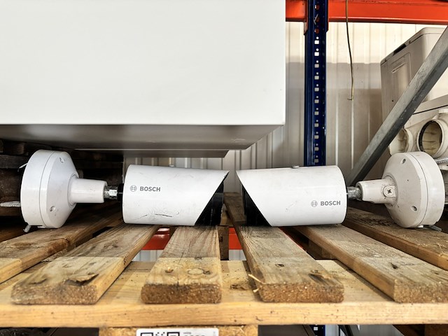 2x outdoor ip-bulletcamera (bewakingscamera), bosch, dinion ip 3000i ir — model nbe-3502-al - afbeelding 1 van  3
