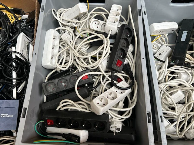 2x pallet ict accessoires w.o. beeldschermen, verlengsnoeren, w.o. dell - afbeelding 6 van  11