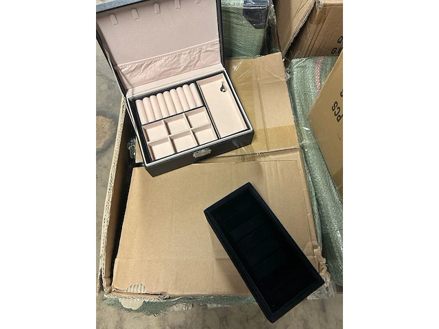 2x pallet luxe sieradenboxen, -opbergers, -displays - afbeelding 2 van  8