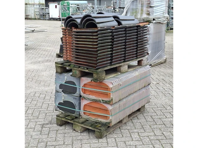 2x pallet met dakpannen nibra, zwart - afbeelding 1 van  11