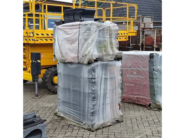 2x pallet met dakpannen vhf vario, zwart - afbeelding 1 van  4