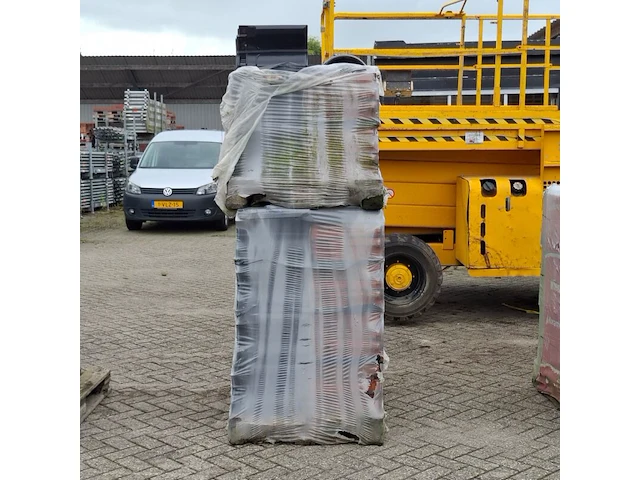 2x pallet met dakpannen vhf vario, zwart - afbeelding 2 van  4