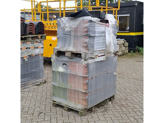 2x pallet met dakpannen wienerberger, zwart - afbeelding 1 van  4