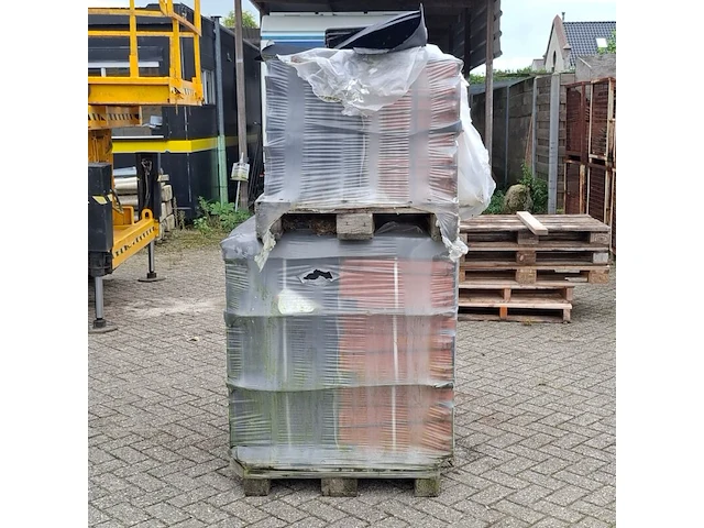 2x pallet met dakpannen wienerberger, zwart - afbeelding 2 van  4