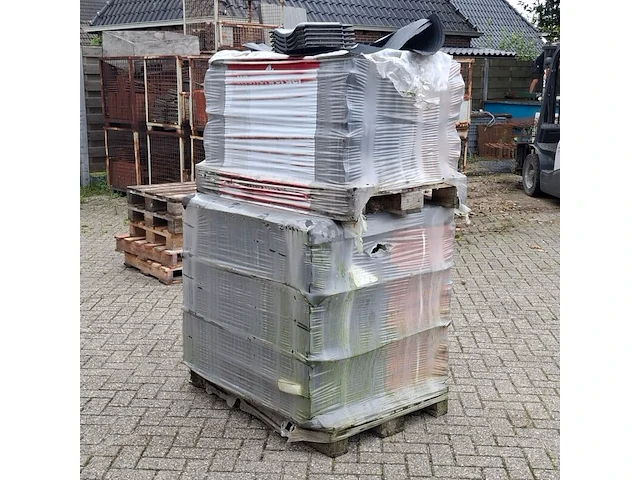 2x pallet met dakpannen wienerberger, zwart - afbeelding 3 van  4