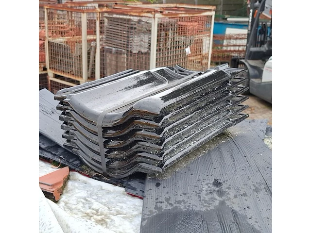 2x pallet met dakpannen wienerberger, zwart - afbeelding 4 van  4