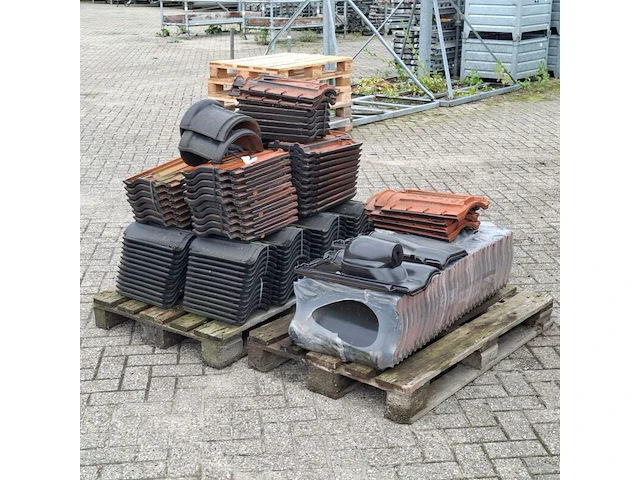 2x pallet met dakpannen zwart - afbeelding 1 van  8