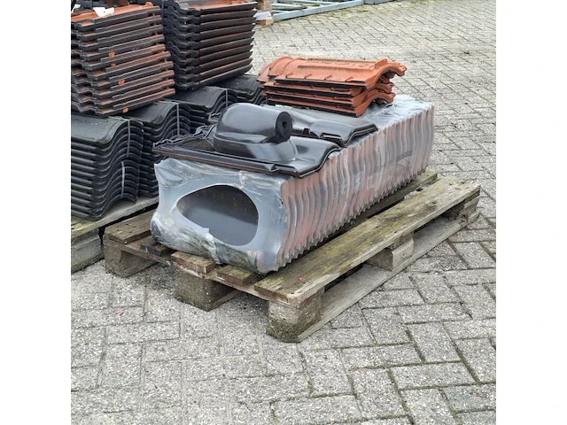 2x pallet met dakpannen zwart - afbeelding 2 van  8