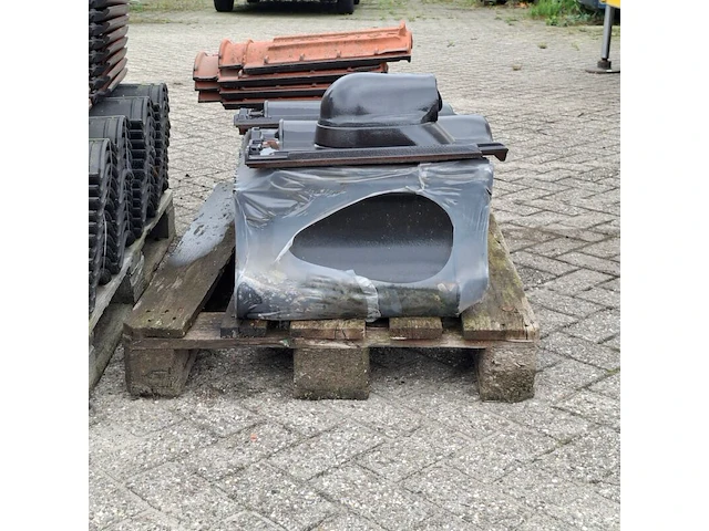 2x pallet met dakpannen zwart - afbeelding 3 van  8