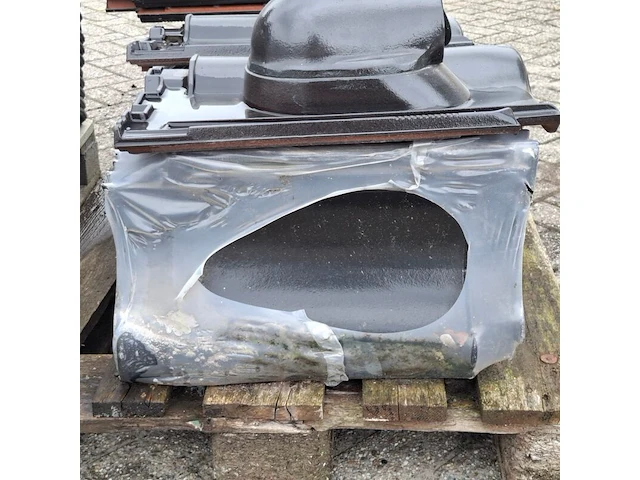 2x pallet met dakpannen zwart - afbeelding 4 van  8