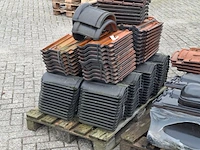 2x pallet met dakpannen zwart - afbeelding 5 van  8