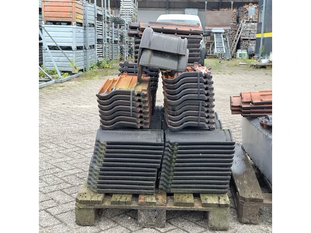 2x pallet met dakpannen zwart - afbeelding 6 van  8