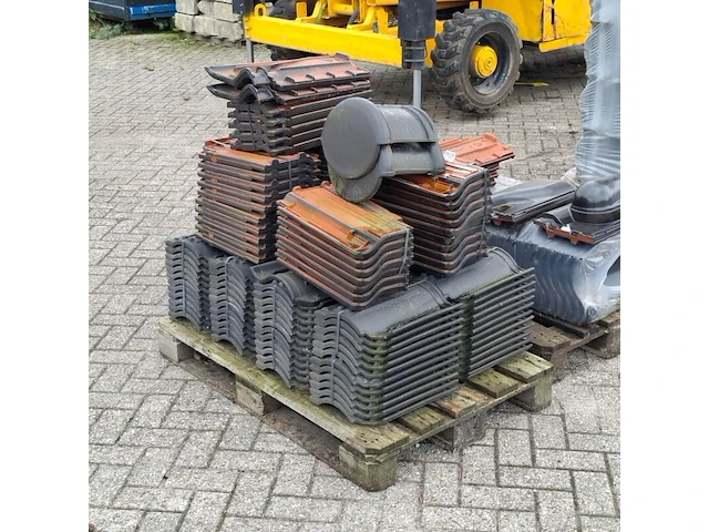 2x pallet met dakpannen zwart - afbeelding 7 van  8