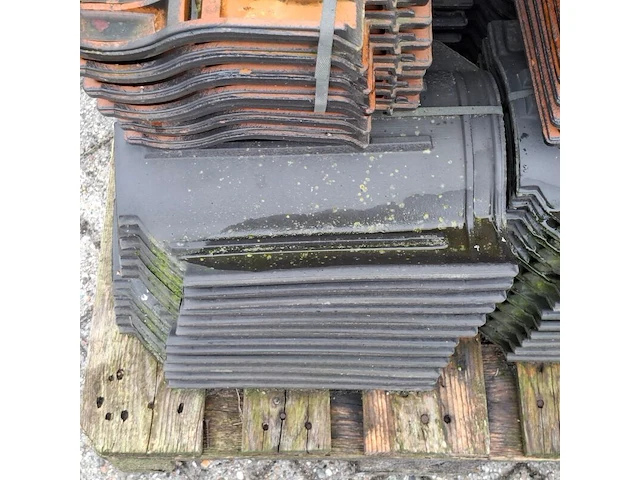2x pallet met dakpannen zwart - afbeelding 8 van  8