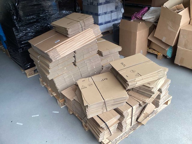 2x pallet met div. maten dozen - afbeelding 1 van  3