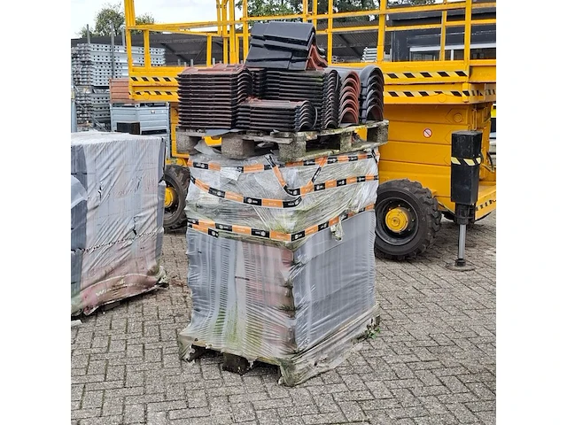 2x pallet met diverse dakpannen zwart - afbeelding 1 van  6