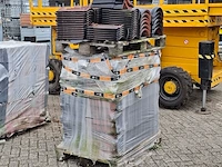 2x pallet met diverse dakpannen zwart