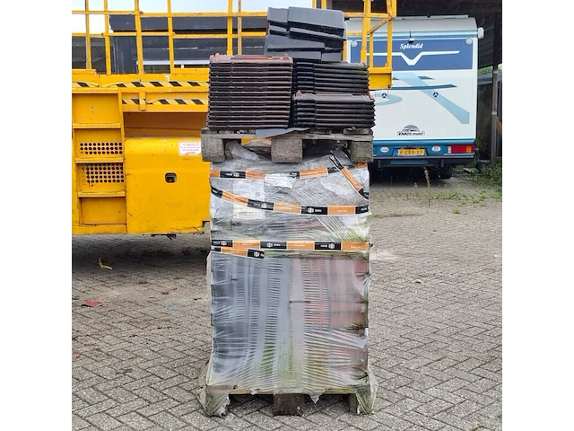 2x pallet met diverse dakpannen zwart - afbeelding 2 van  6