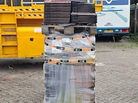 2x pallet met diverse dakpannen zwart - afbeelding 2 van  6