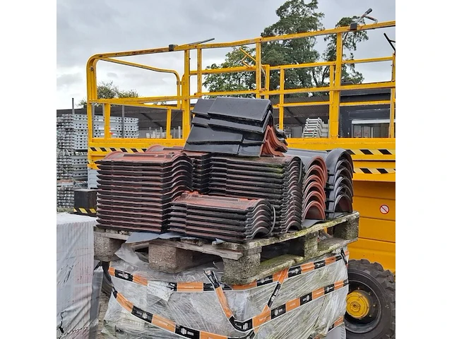2x pallet met diverse dakpannen zwart - afbeelding 3 van  6